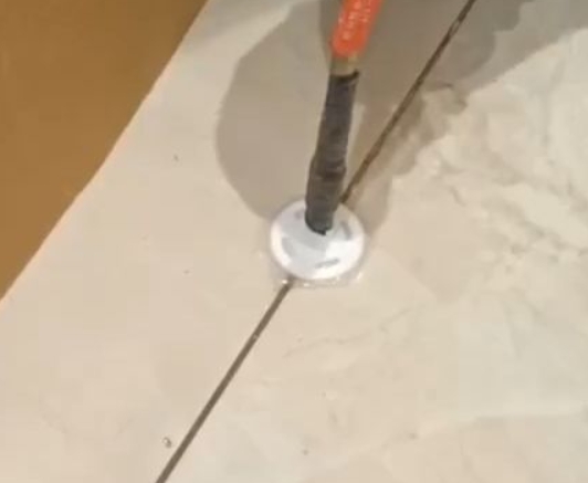 常熟瓷砖空鼓维修公司专业解答瓷砖在铺贴过程中，如果没有涂抹均匀到位的粘结材料（如水泥砂浆或瓷砖胶），可能会导致以下问题