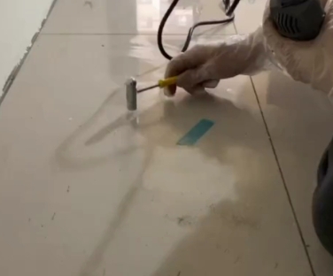 常熟瓷砖开裂维修公司专业分享瓷砖在铺贴前如果没有沥干水分，将会导致以下问题