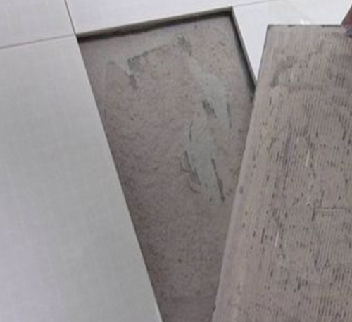 常熟瓷砖空鼓维修公司分享瓷砖铺贴时如果打浆（即涂抹在瓷砖背面和基层上的砂浆或瓷砖胶）过少，会带来以下问题
